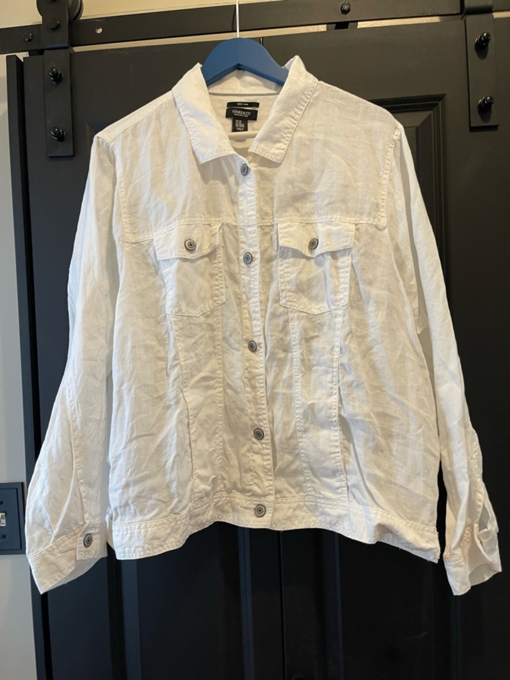 Jones & Co. White Linen Blend Jacket With Button-Front & Side Pockets.
